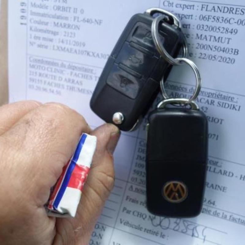 Attache ceinture avant droit VOLKSWAGEN GOLF 5 Photo n°13