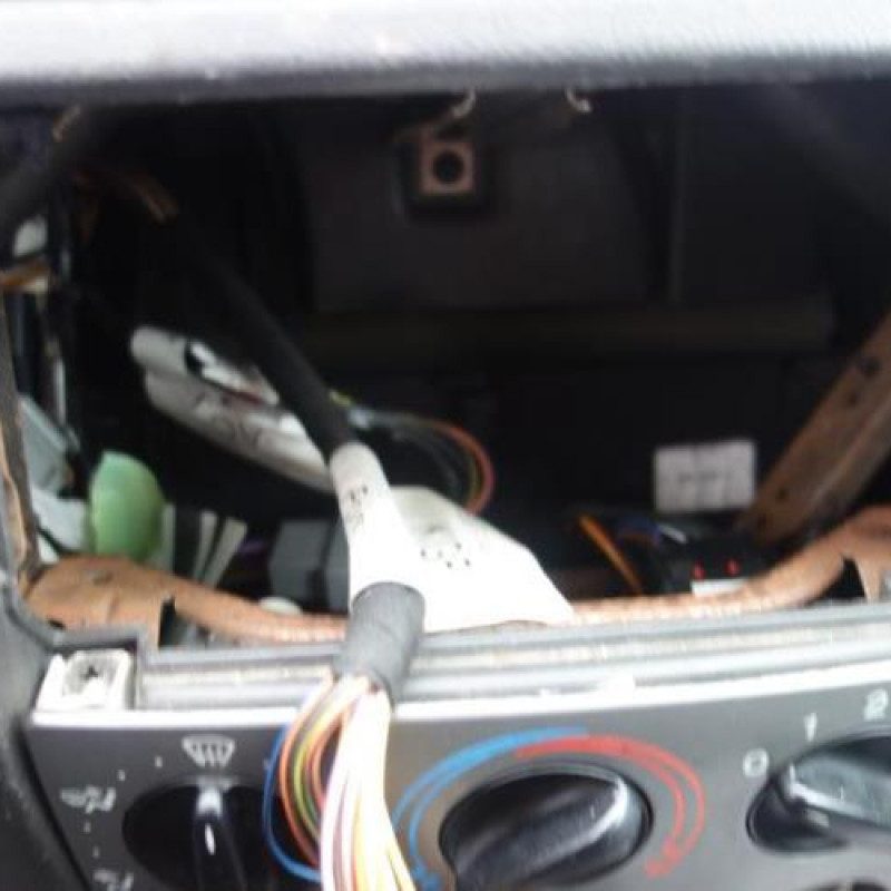 Malle/Hayon arriere FORD FIESTA 4 Photo n°9