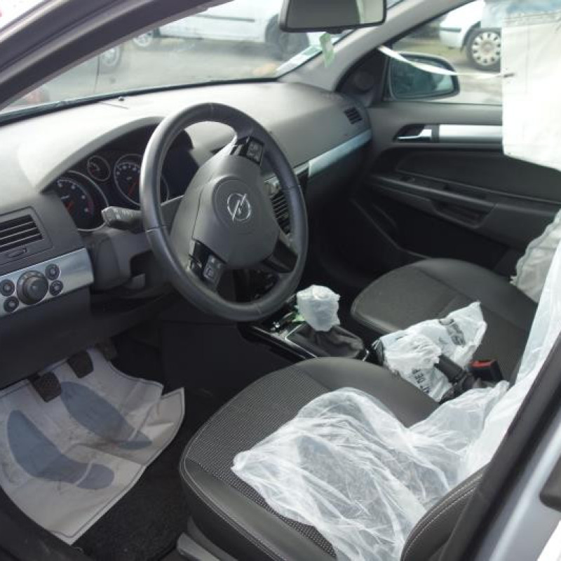 Ceinture arriere gauche OPEL ASTRA H Photo n°8