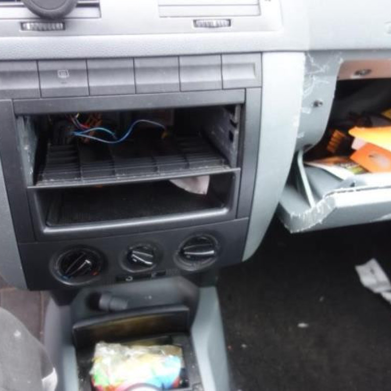 Attache ceinture arriere droit SKODA FABIA 1 Photo n°8
