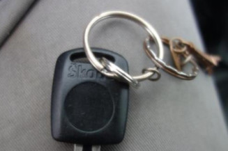 Attache ceinture arriere droit SKODA FABIA 1