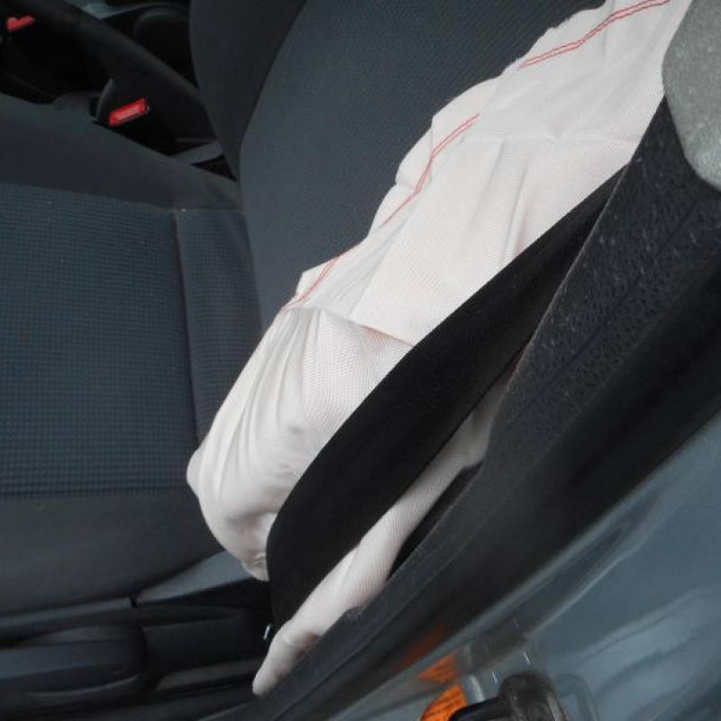 Attache ceinture avant droit VOLKSWAGEN POLO 4 Photo n°8