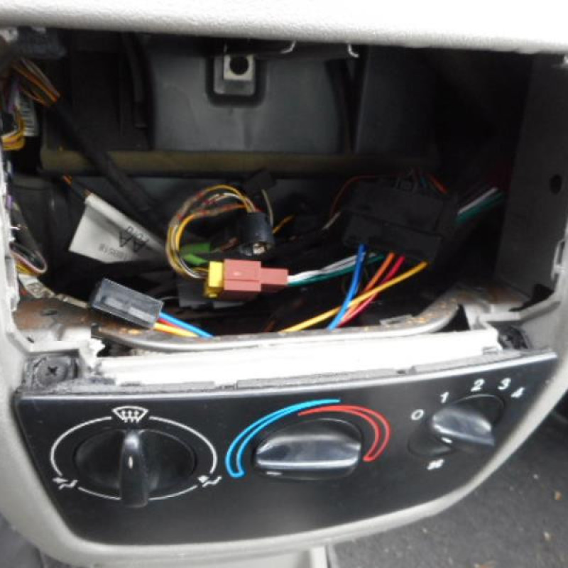 Pretensionneur de ceinture avant droit FORD FIESTA 4 Photo n°9