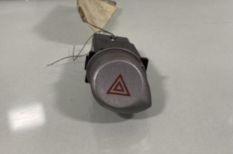 Bouton de warning HYUNDAI I 20 1 Photo n°1