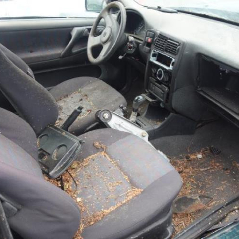 Attache ceinture avant droit VOLKSWAGEN POLO 3 Photo n°8