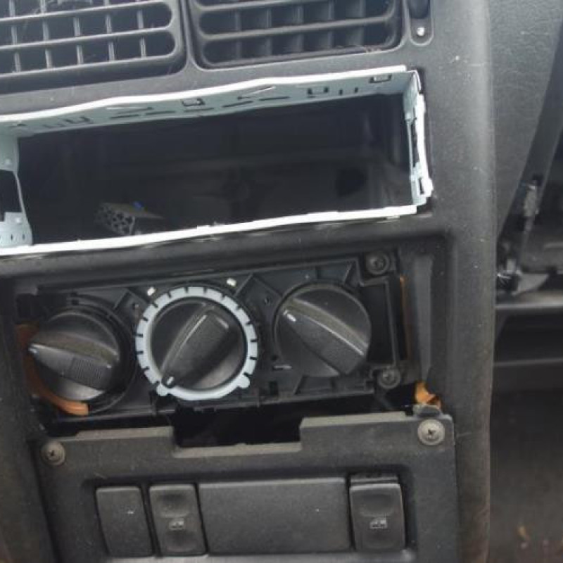 Attache ceinture avant droit VOLKSWAGEN POLO 3 Photo n°11
