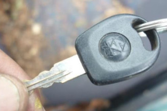 Attache ceinture avant droit VOLKSWAGEN POLO 3