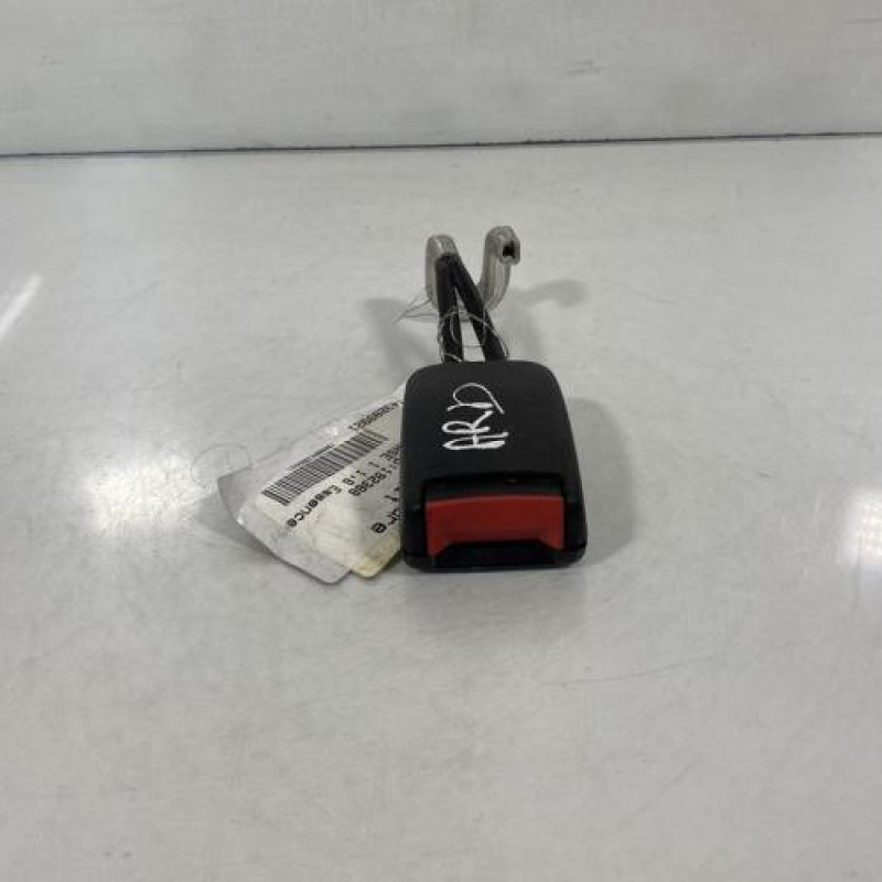 Attache ceinture arriere droit VOLKSWAGEN PASSAT 4 Photo n°1