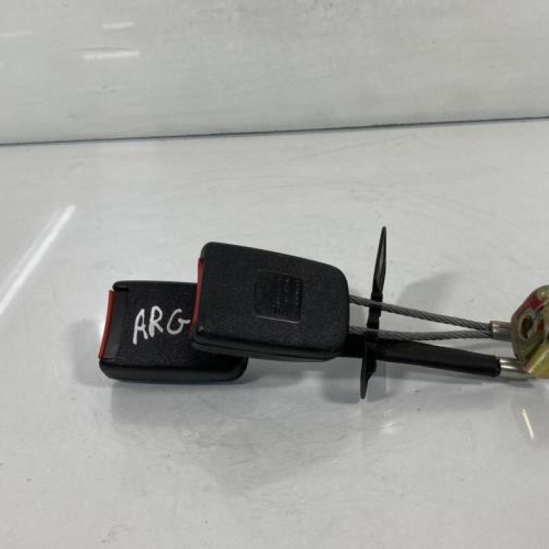 Attache ceinture arriere gauche VOLKSWAGEN PASSAT 4 Photo n°2