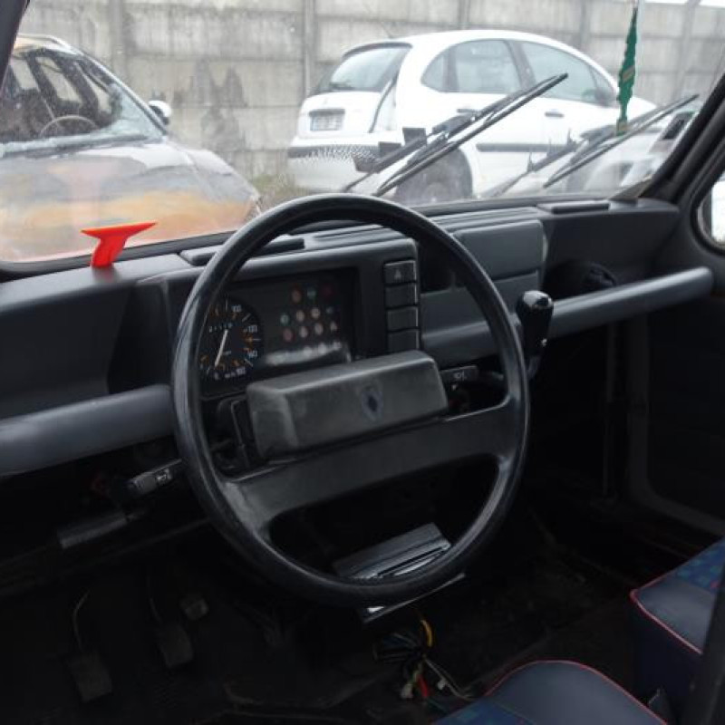 Attache ceinture avant droit RENAULT R4 Photo n°8