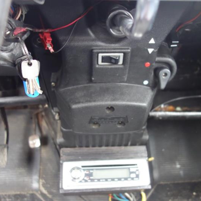 Attache ceinture avant droit RENAULT R4 Photo n°9