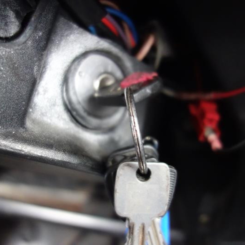Attache ceinture avant droit RENAULT R4 Photo n°11