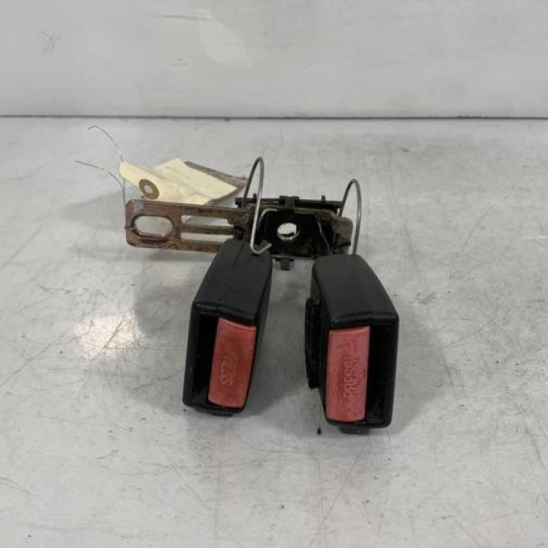 Attache ceinture arriere droit VOLVO 850 Photo n°1