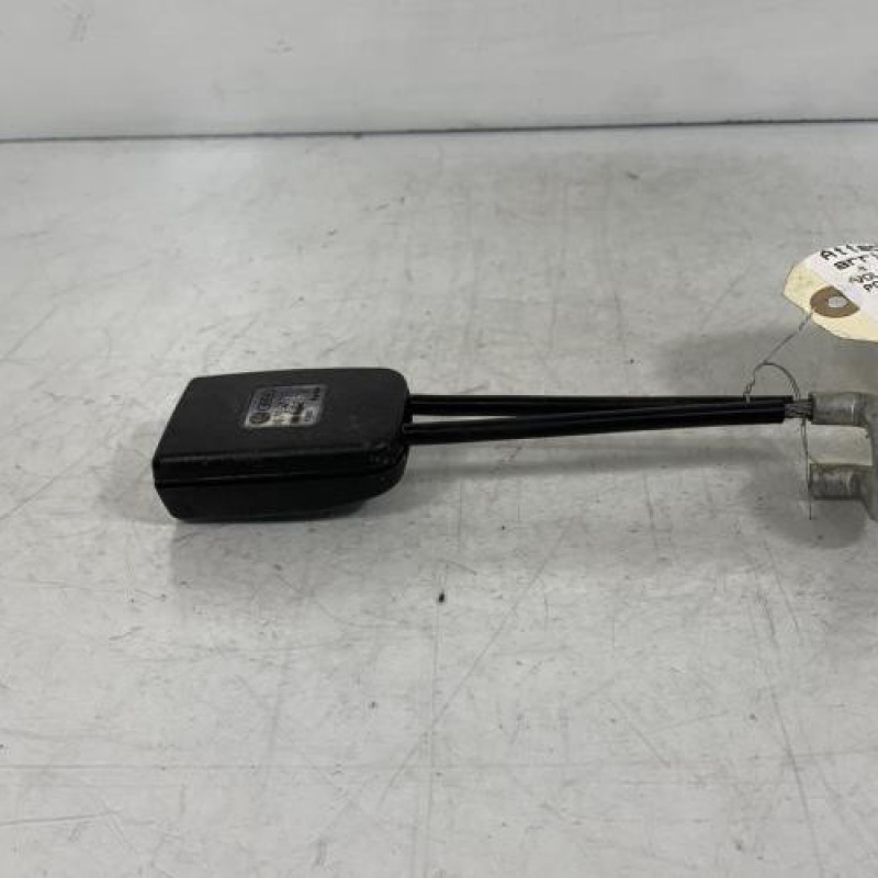 Attache ceinture arriere gauche VOLKSWAGEN POLO 2 Photo n°2