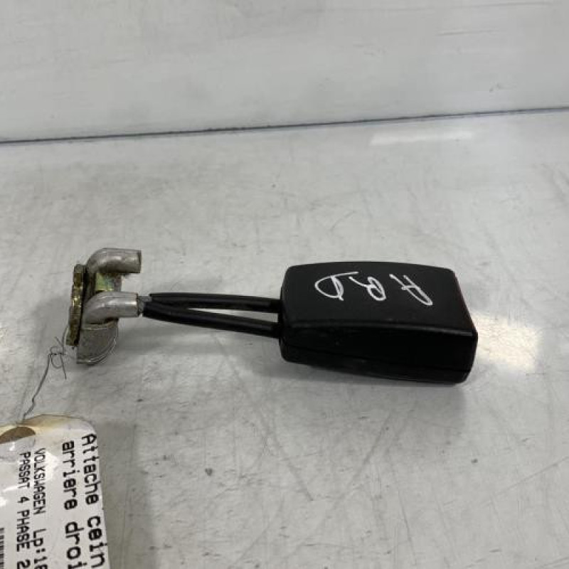 Attache ceinture arriere droit VOLKSWAGEN PASSAT 4 Photo n°1