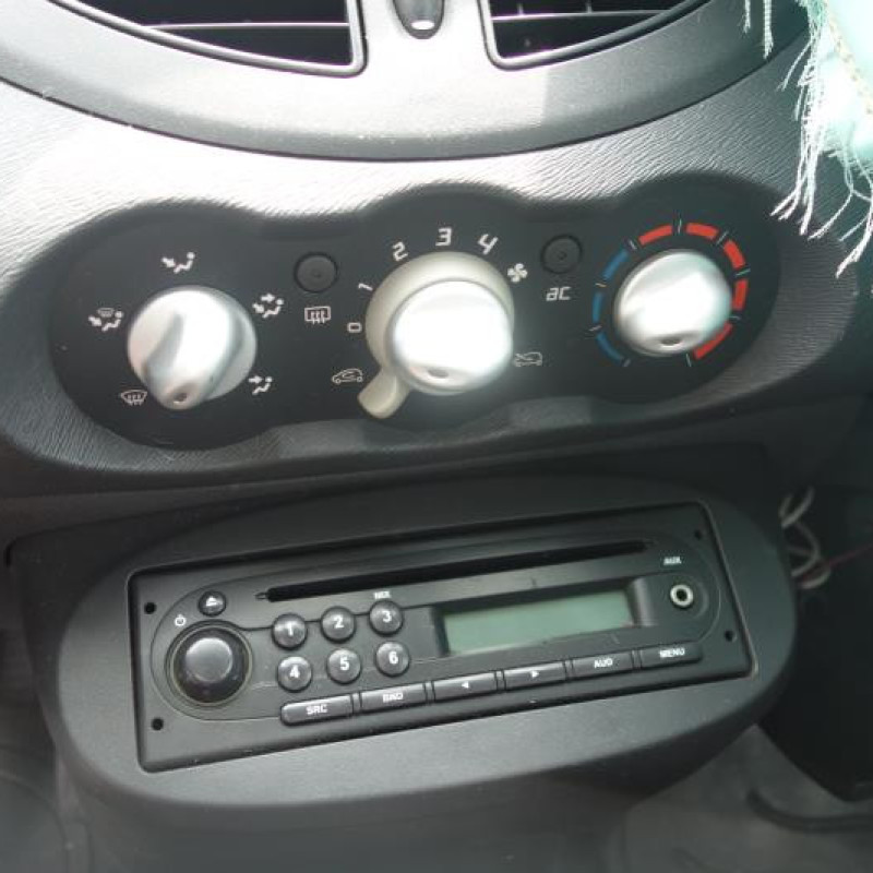 Attache ceinture arriere gauche RENAULT TWINGO 2 Photo n°9