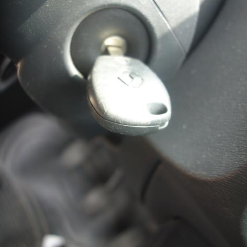 Attache ceinture arriere gauche RENAULT TWINGO 2 Photo n°10