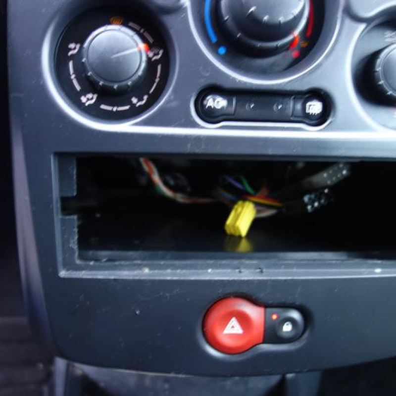Leve vitre electrique avant gauche RENAULT CLIO 3 Photo n°8