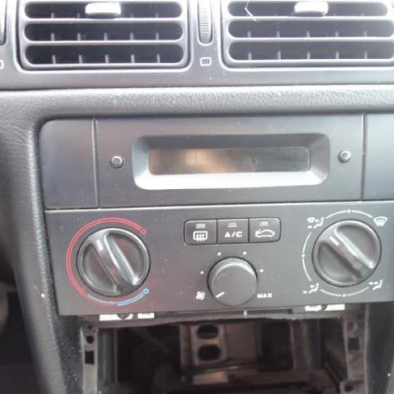 Attache ceinture arriere droit PEUGEOT 406 Photo n°20