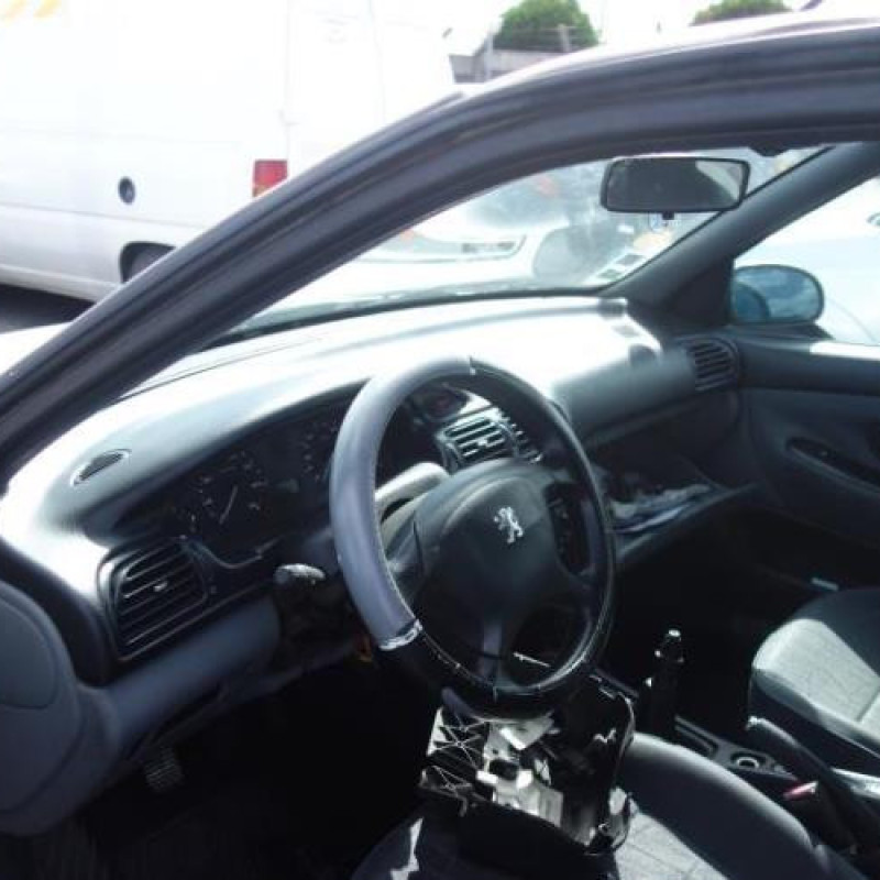 Attache ceinture arriere gauche PEUGEOT 406 Photo n°17