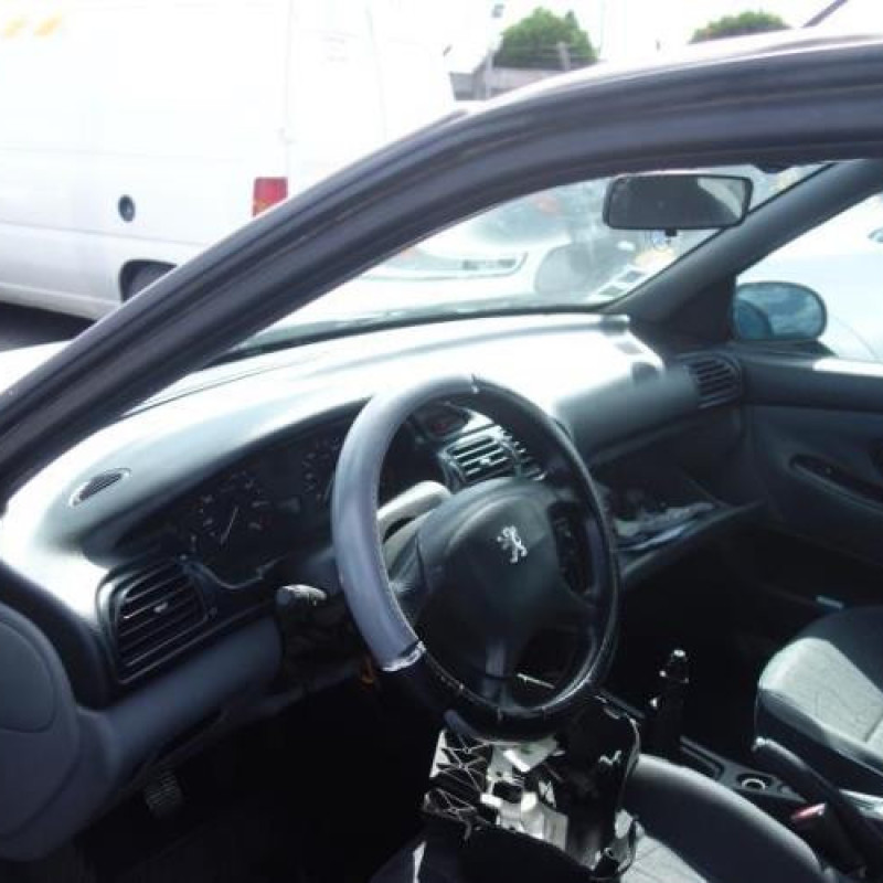 Attache ceinture arriere gauche PEUGEOT 406 Photo n°18