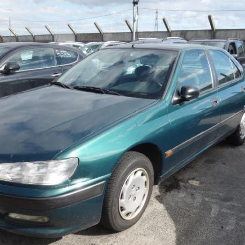 Attache ceinture arriere droit PEUGEOT 406 Photo n°4