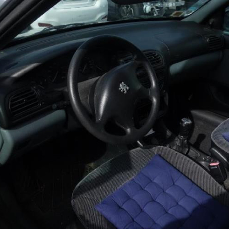 Attache ceinture arriere droit PEUGEOT 406 Photo n°8