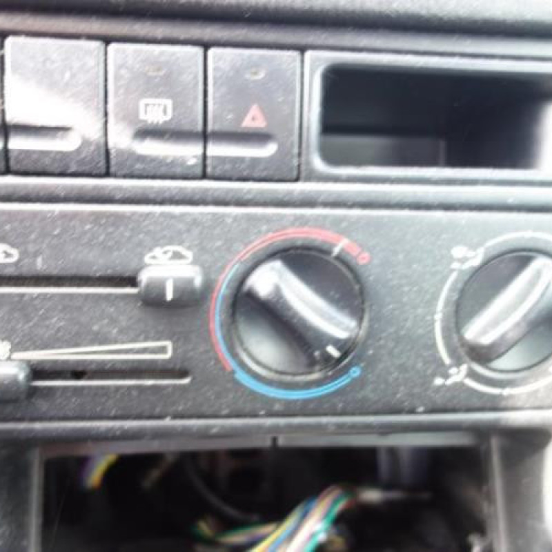 Attache ceinture arriere droit PEUGEOT 406 Photo n°10