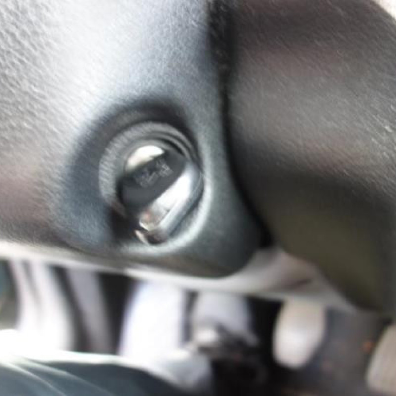 Attache ceinture arriere droit PEUGEOT 406 Photo n°11