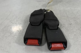 Attache ceinture arriere droit MAZDA 323 5 Photo n°1