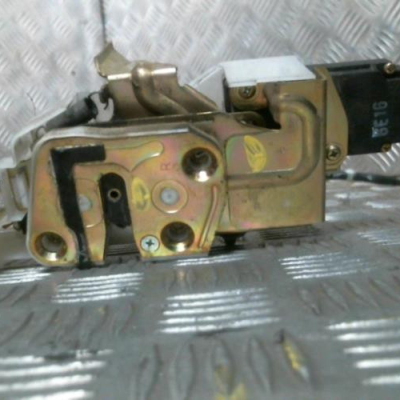 Serrure arriere droit MAZDA 323 5 Photo n°2