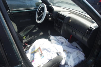 Attache ceinture arriere droit CITROEN AX