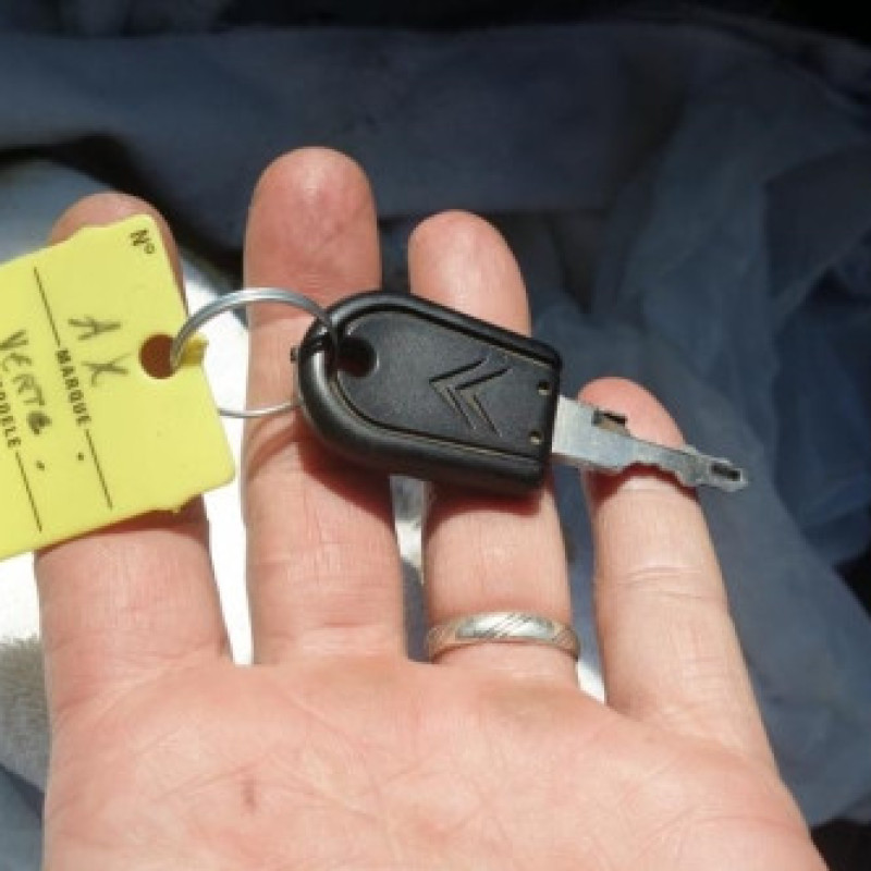 Attache ceinture arriere droit CITROEN AX Photo n°13