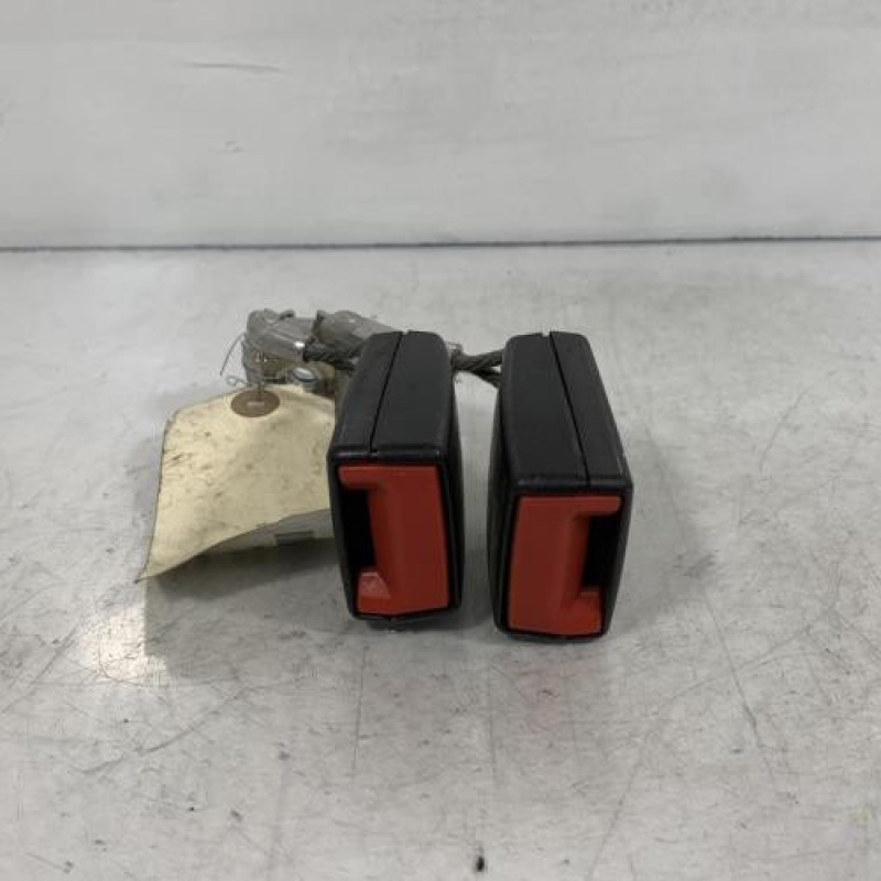 Attache ceinture arriere gauche VOLKSWAGEN PASSAT 5 Photo n°1