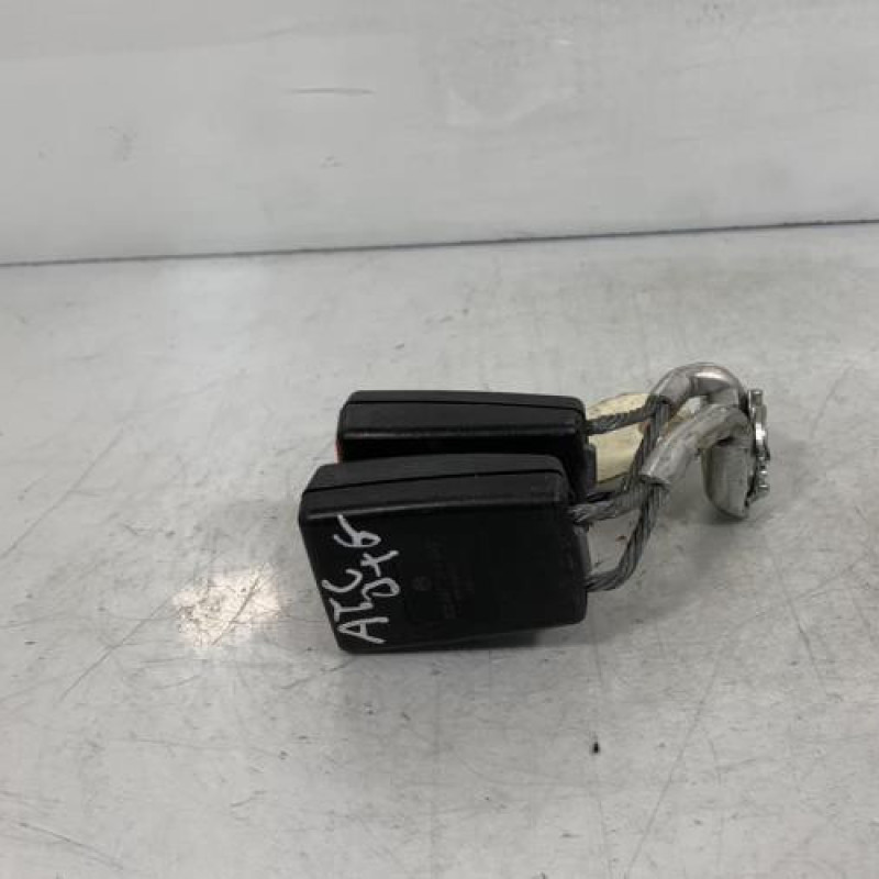 Attache ceinture arriere gauche VOLKSWAGEN PASSAT 5 Photo n°2