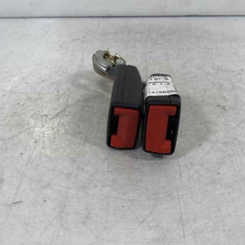 Attache ceinture arriere gauche VOLKSWAGEN GOLF 5 Photo n°1