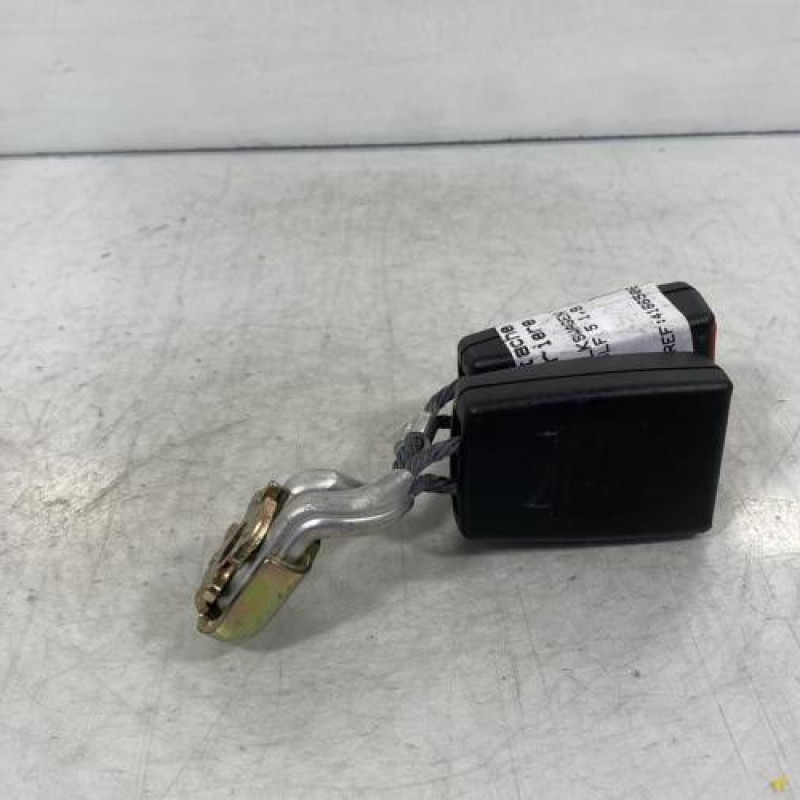 Attache ceinture arriere gauche VOLKSWAGEN GOLF 5 Photo n°3