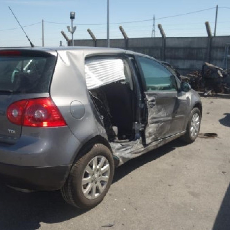 Attache ceinture arriere gauche VOLKSWAGEN GOLF 5 Photo n°4
