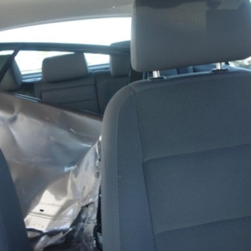 Attache ceinture arriere gauche VOLKSWAGEN GOLF 5 Photo n°9