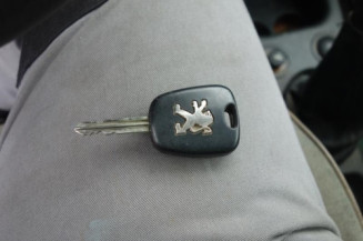 Attache ceinture arriere gauche PEUGEOT PARTNER 1