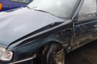 Attache ceinture arriere droit PEUGEOT 405