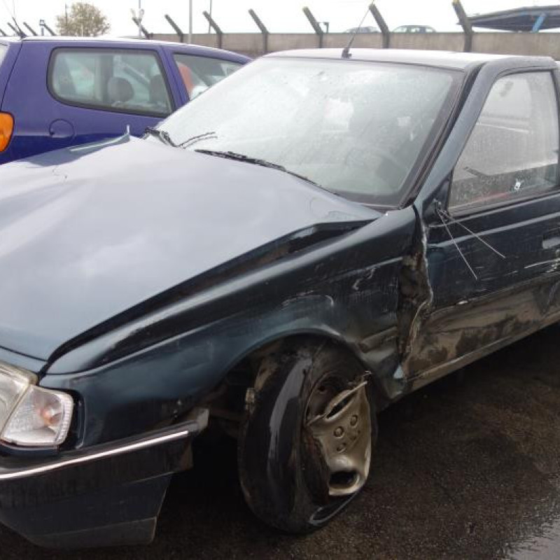 Attache ceinture arriere droit PEUGEOT 405 Photo n°4