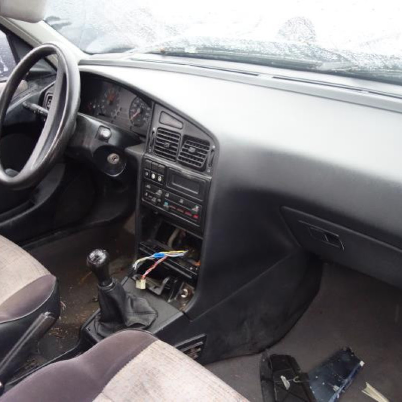 Attache ceinture arriere droit PEUGEOT 405 Photo n°8