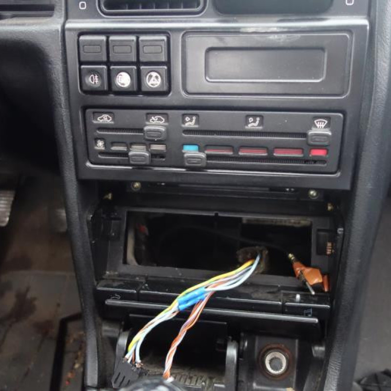 Attache ceinture arriere droit PEUGEOT 405 Photo n°9