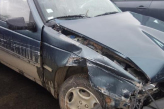 Attache ceinture arriere gauche PEUGEOT 405