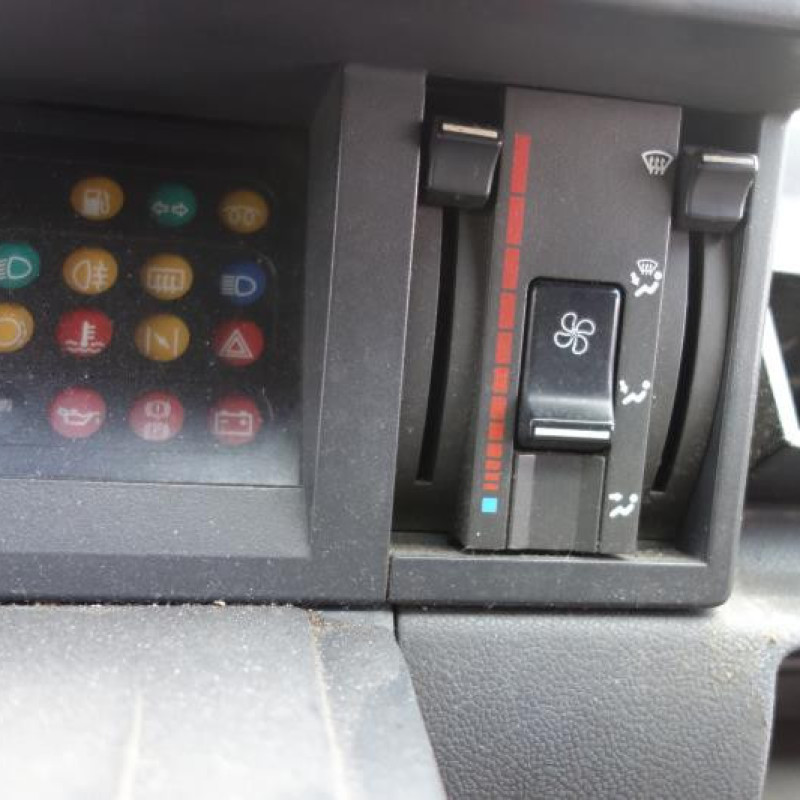 Attache ceinture avant droit RENAULT EXPRESS Photo n°11