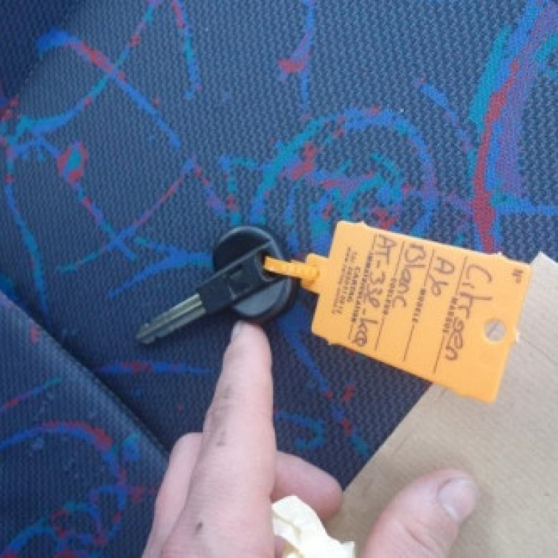 Attache ceinture arriere droit CITROEN AX Photo n°14