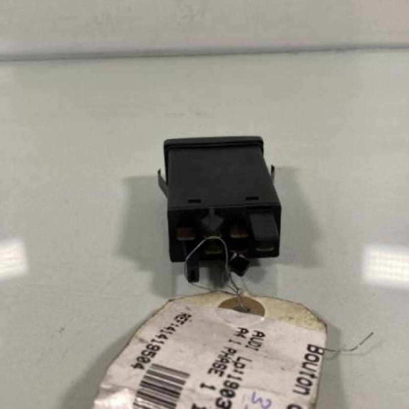 Bouton de warning AUDI A4 1 Photo n°3