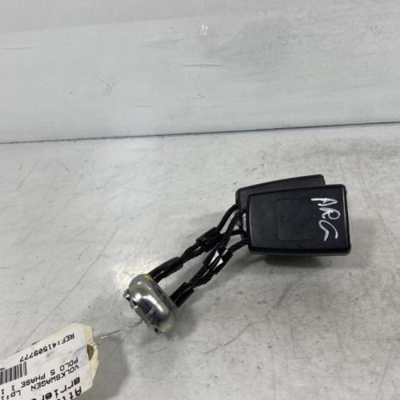 Attache ceinture arriere gauche VOLKSWAGEN POLO 5 Photo n°3