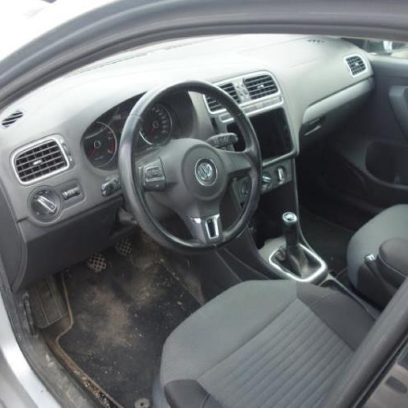 Attache ceinture arriere gauche VOLKSWAGEN POLO 5 Photo n°8